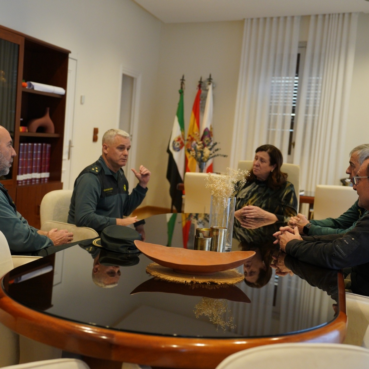 Reunión institucional con miembros de la Guardia Civil.